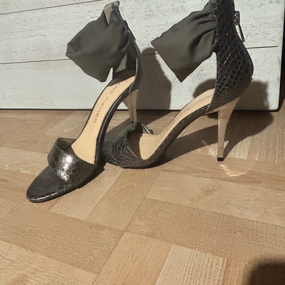 Beautiful Marc Fisher evening shoes - Picture 3 of 3